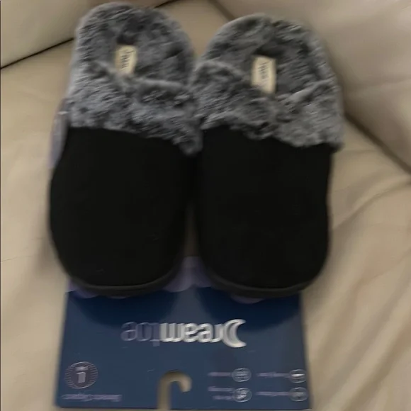 Dreamtoe Women's Black Slippers - Picture 2 of 5